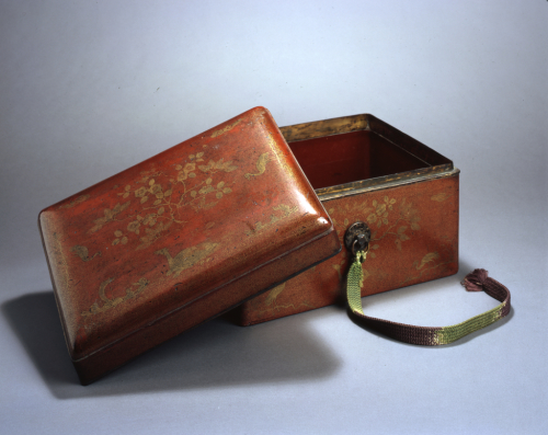 Japan%2C%20unknown%20artist%2C%20%3Cb%3E%3Ci%3E%20Tebako%20box%20with%20tortoise%2C%20crane%2C%20and%20plum%20blossom%20design%3C%2Fi%3E%3C%2Fb%3E%2C%20late%2016th%20century%2C%20lacquered%20wood%20with%20maki-e%20%28sprinkled%20gold%20and%20metallic%20powder%29%20decoration%2C%20The%20John%20Yeon%20Collection%3B%20Gift%20of%20Richard%20Louis%20Brown%2C%20public%20domain%2C%202007.81